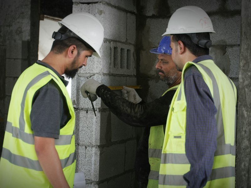 Verificación con el equipo de obra